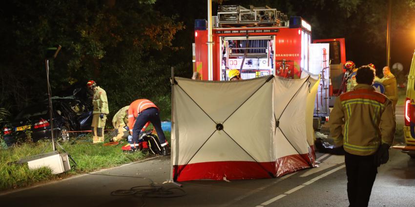 Hulpverleners helpen bij ongeval