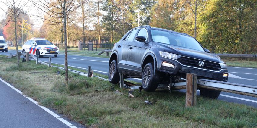Auto op vangrail