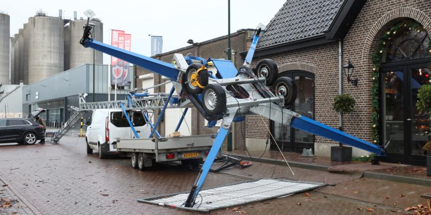 Bouwlift boven op busje