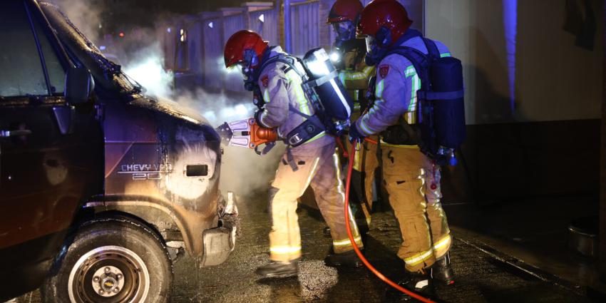 Brandweer opent motorkap met spreider