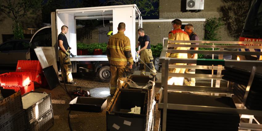 Brandweer koelt accupakket