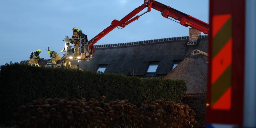 Brandweer haalt rietendak los