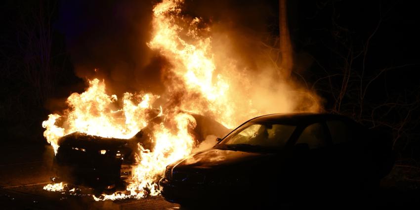 Auto volledig in brand