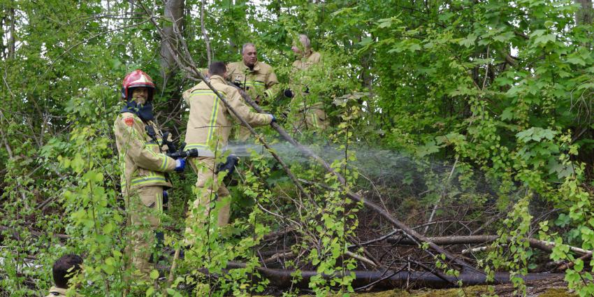 Brandweer dooft brand