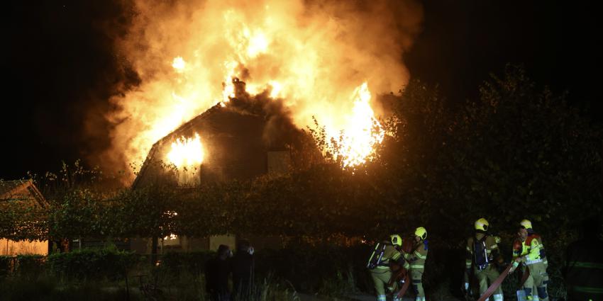 Brandweer blust woning