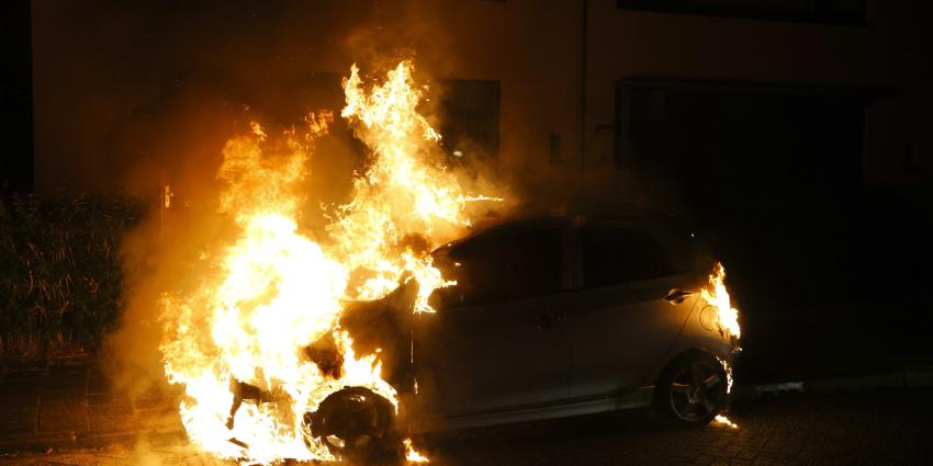 Auto volledig in brand 