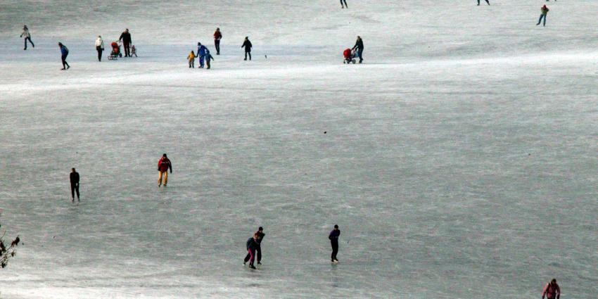 Politie haalt schaatsers van de bevroren uiterwaarden
