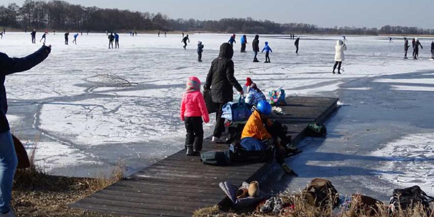 Schaatser zakt door ijs, in zorgelijke toestand naar ziekenhuis gebracht