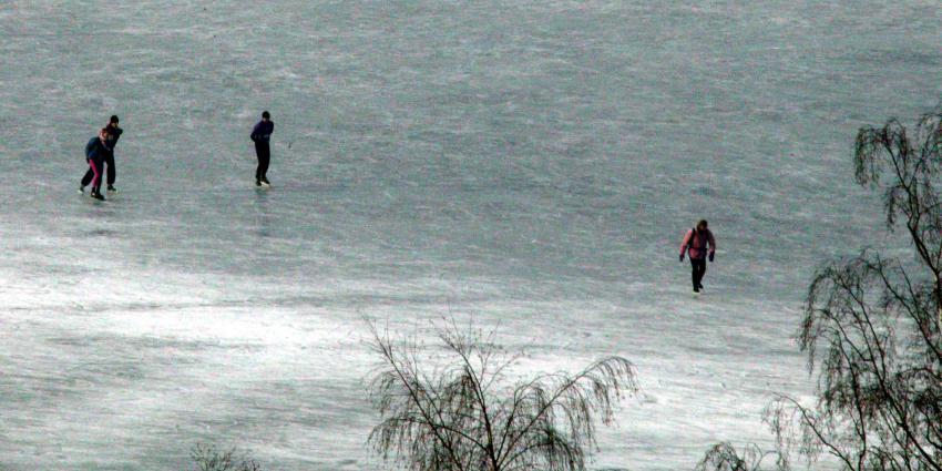 Eerste schaatsers wagen zich op natuurijs