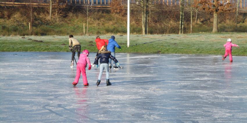 Eerste schaatsers op het ijs in Heerenveen