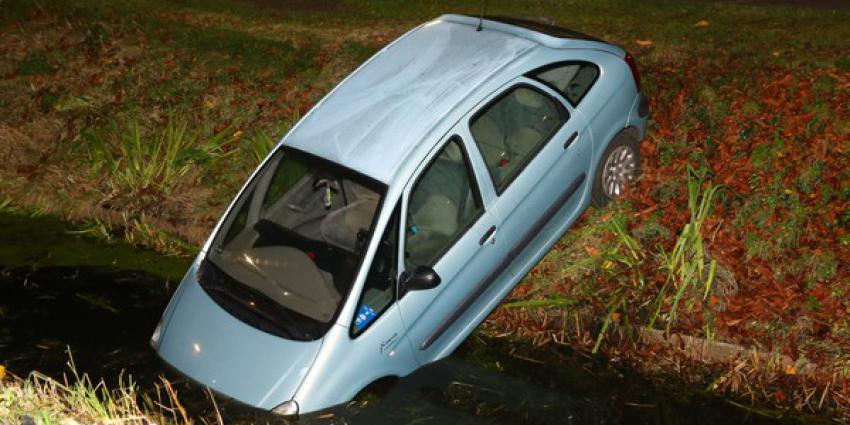 Hulpdiensten gealarmeerd voor auto in de sloot in Schijndel