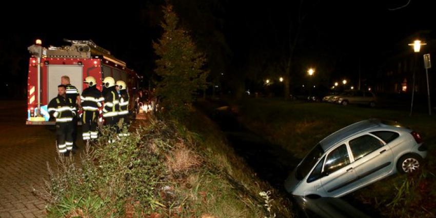 Hulpdiensten gealarmeerd voor auto in de sloot in Schijndel