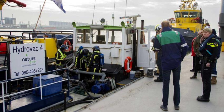 Schip stuurloos na rook in machinekamer