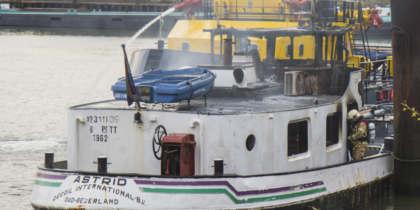 Binnenvaartschip in brand in Schiedam