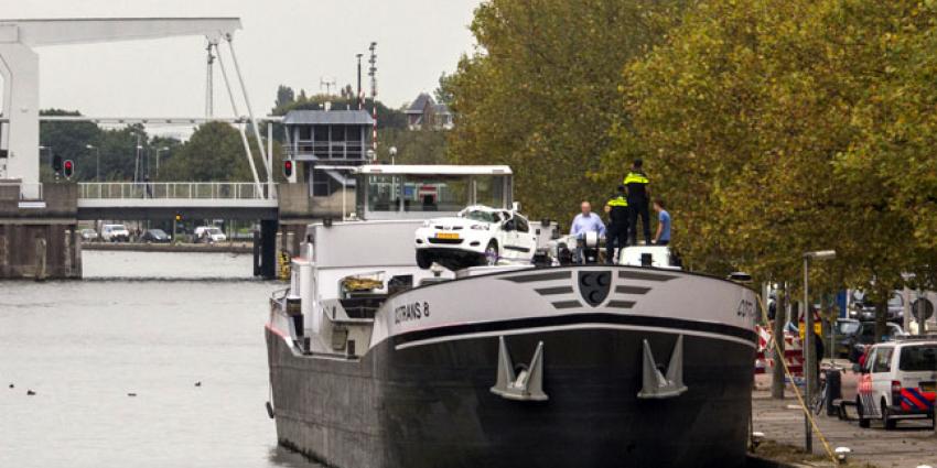 Schip vaart tegen brug in Rotterdam