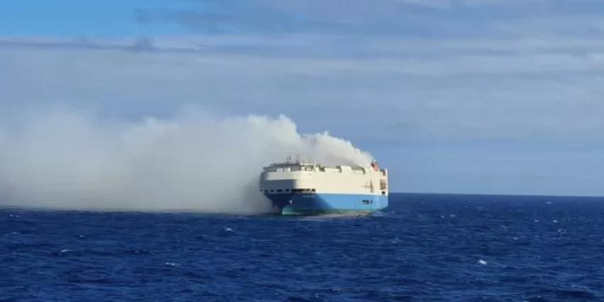 Vrachtschip met onder andere dure Porsches in brand