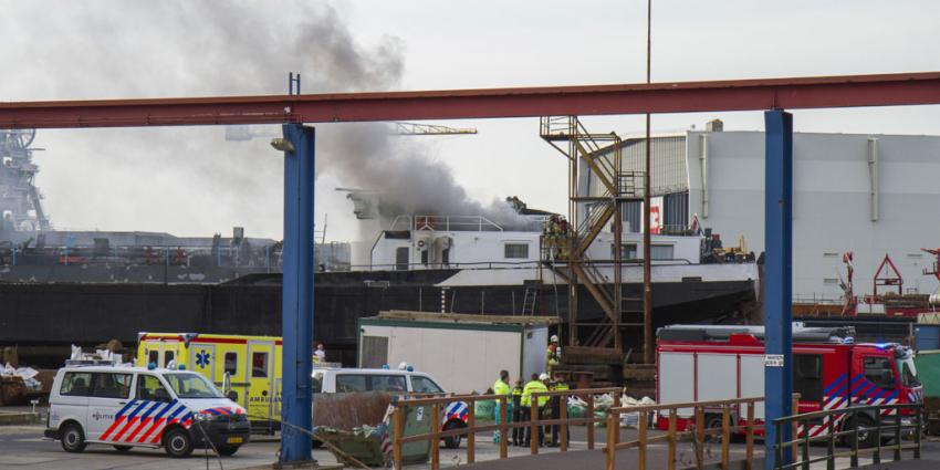Grote brand op schip in Rotterdamse haven