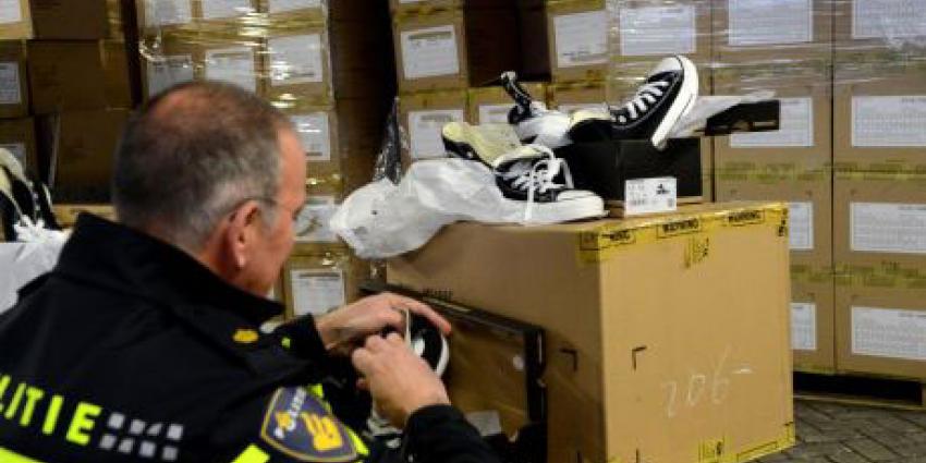 Politie neemt grote partij nagemaakte schoenen in beslag
