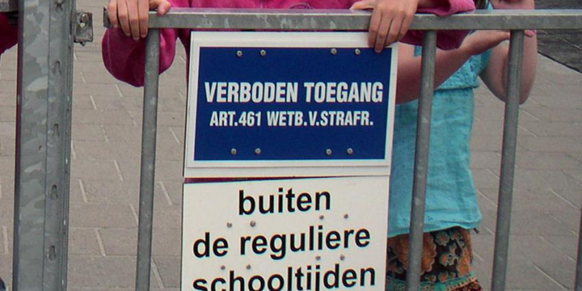 Vader slaat schooldirecteur 