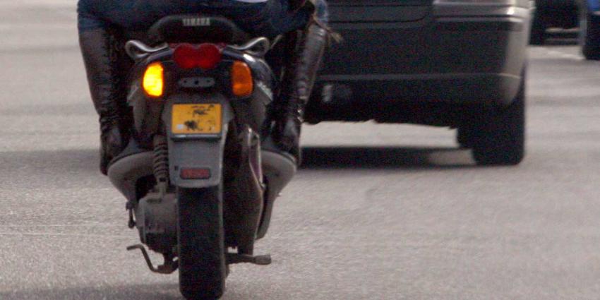 scooter-auto-bijrijder