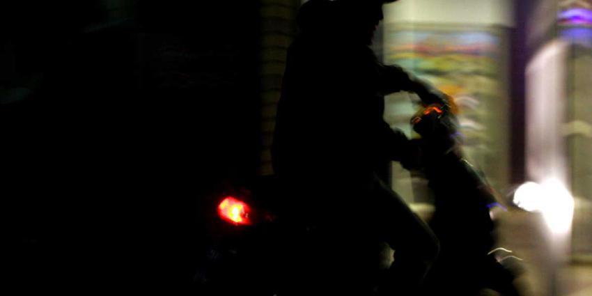 scooter-avond-donker-winkel