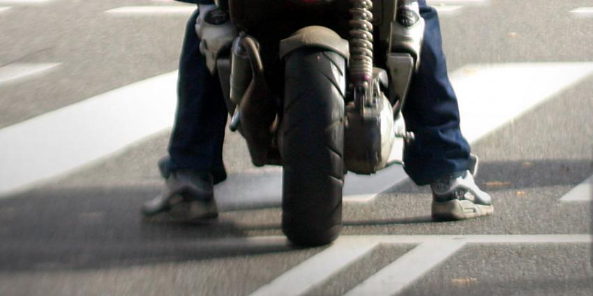Man hoort gestolen scooter rijden
