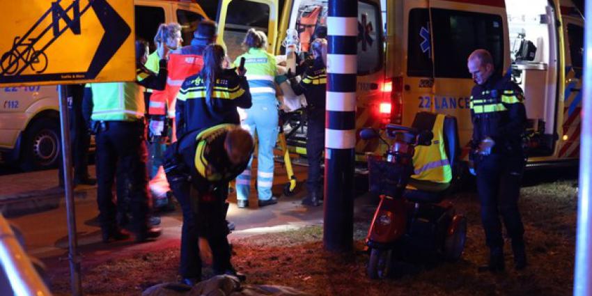 Vrouw in scootmobiel aangetroffen met mes in buik