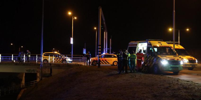 Vrouw in scootmobiel aangetroffen met mes in buik