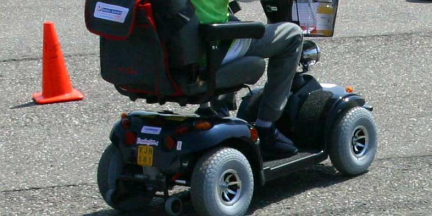 Man rijdt met scootmobiel  