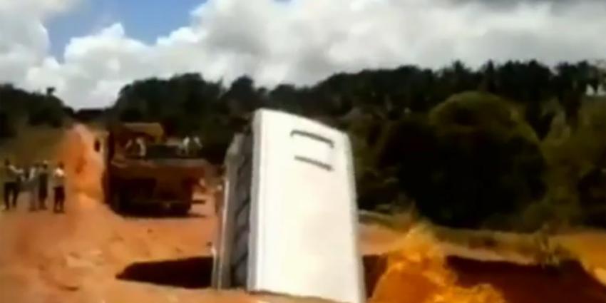 Touringcar opgeslokt door sinkhole