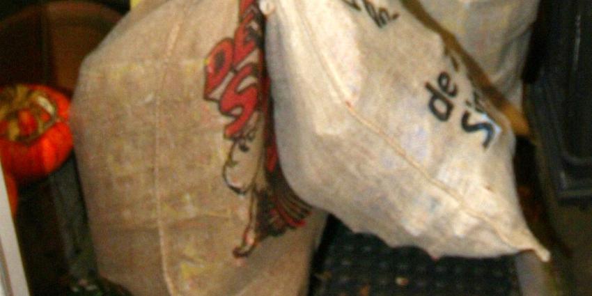 Man met zijn kinderen met jute sinterklaaszak op strooptocht 