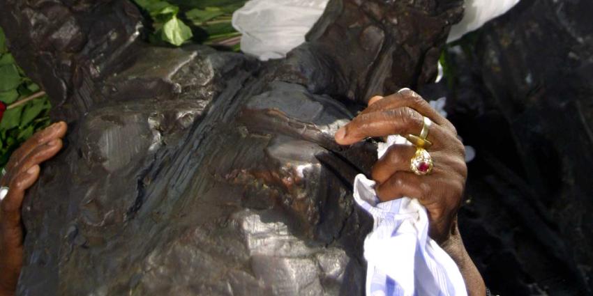 slavernijmonument-hand-zakdoek