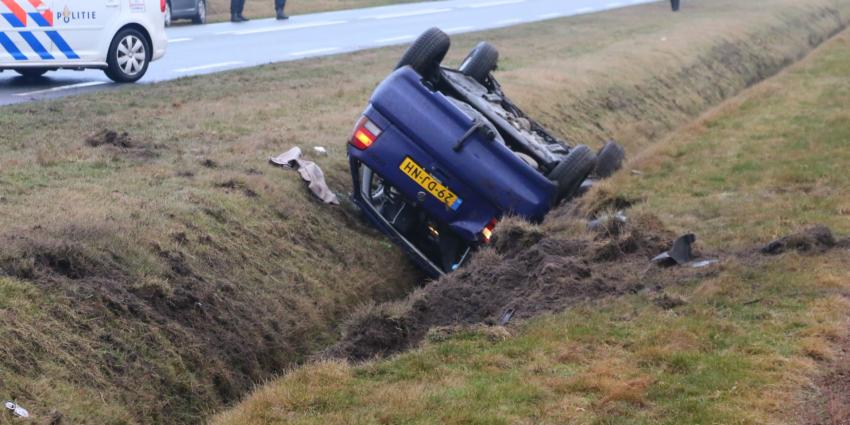 Automobilist belandt op kop in sloot