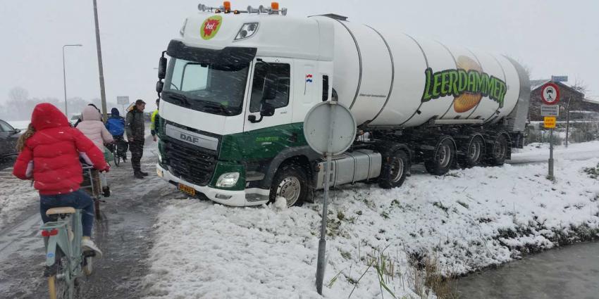 Boeren helpen weggegleden tankwagen weer de weg op tijdens weeralarm Code Rood