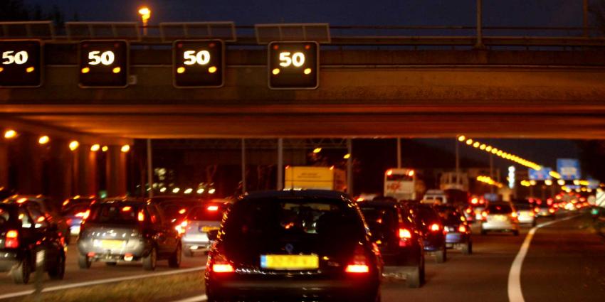 Vroeger donker door wintertijd levert extra drukte op de weg op