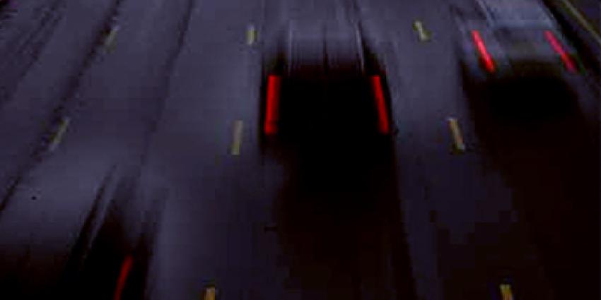 Inhaalactie op A16 eindigt door aanrijding in sloot