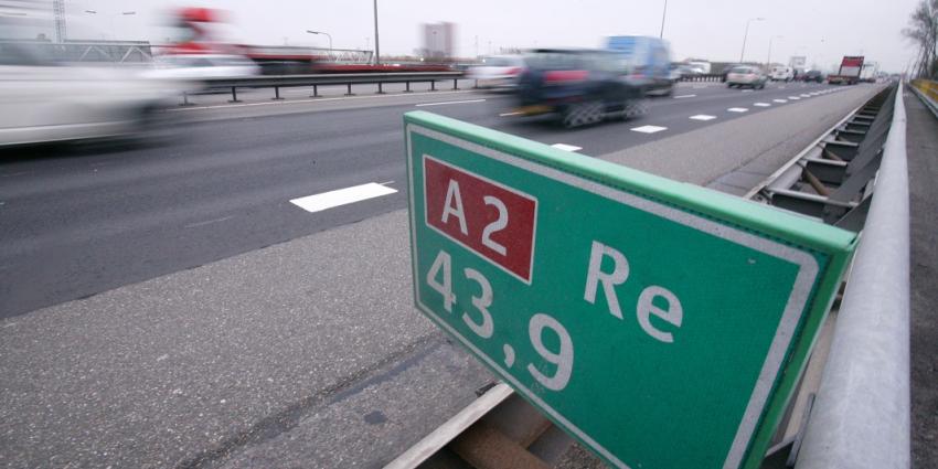 A2 bij knooppunt Deil uren dicht na ongeval