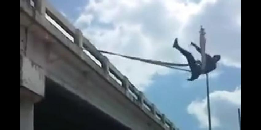 Spiderman in Panama vertoont zijn kunsten bij een groot viaduct