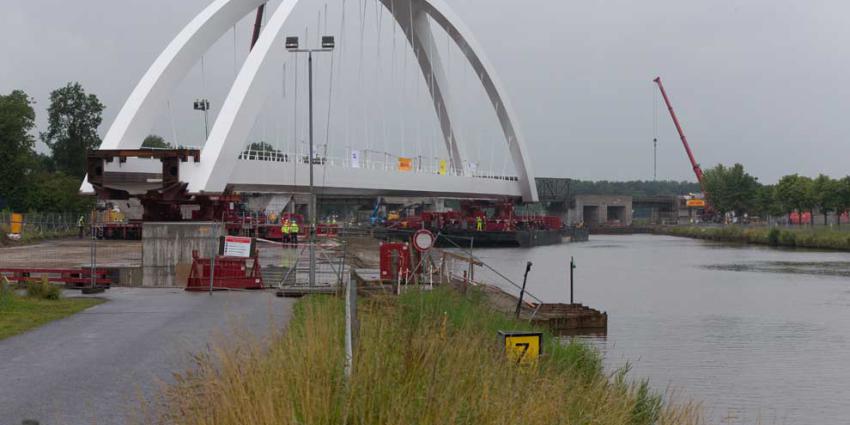 Nieuwe spoorbrug in Zuidhorn geplaatst
