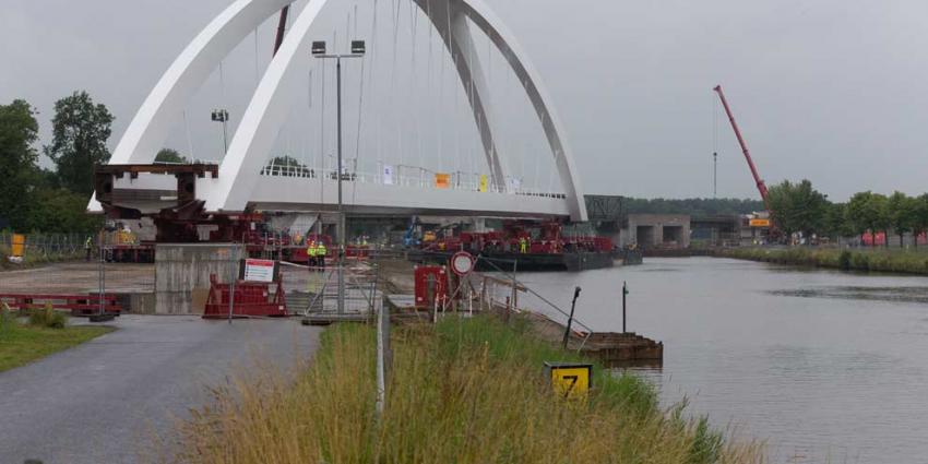 Nieuwe spoorbrug in Zuidhorn geplaatst