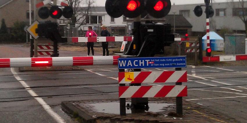 Trein klapt bijna in stilstaande vrachtwagen op het spoor bij Weesp