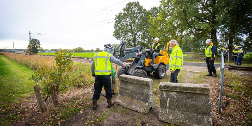 ProRail sluit onbewaakte overweg Lunteren met betonblokken af