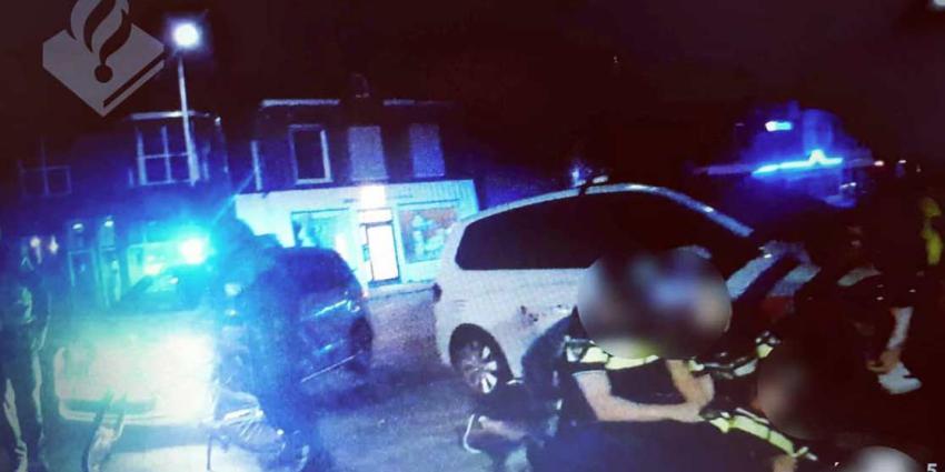 Man spuugt helpende agent bloed in het gezicht