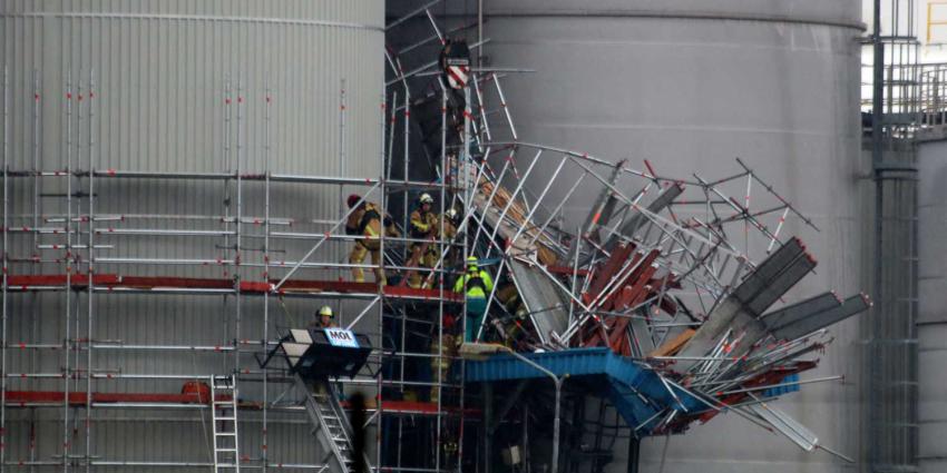 Man na ruim 2 uur onder deels ingestorte steiger bevrijd