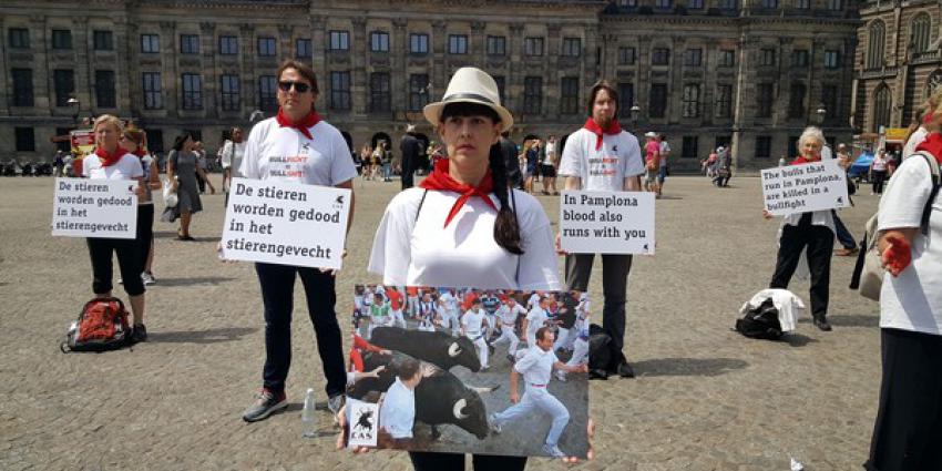 Protest op de Dam tegen stierenvechten in Spanje 