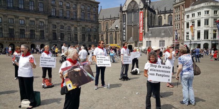 Protest op de Dam tegen stierenvechten in Spanje 