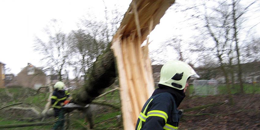 Storm raast over Nederland. Hulpdiensten hebben handen vol