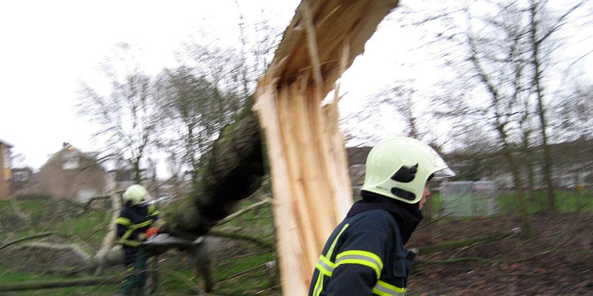 Storm raast over Nederland. Hulpdiensten hebben handen vol
