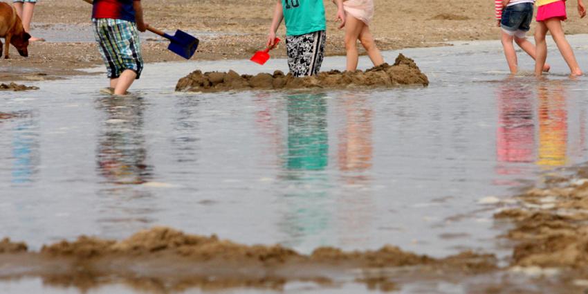 Foto van met water spelende kinderen op strand | Archief EHF