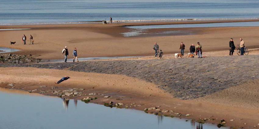 Drugspakketten aangespoeld op strand Zeeuwse kust